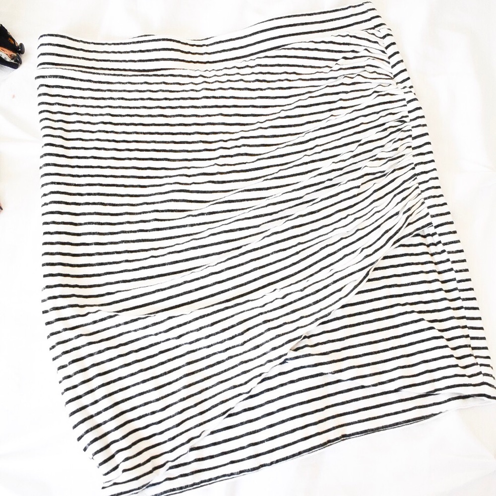 Fitted stretchy H.I.P black and white stripe skirt
